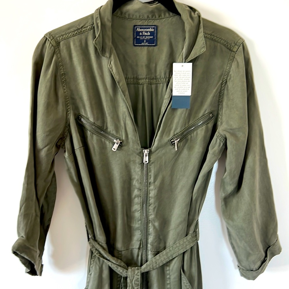 Abercrombie, utility suit. Never worn. Zip front, tie, 3/4 sleeves